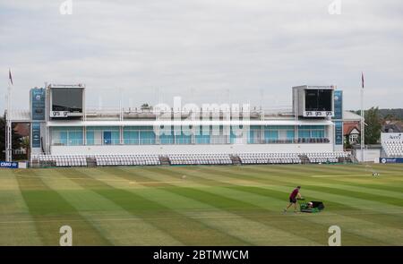 Der Groundsman Craig Harvey ist auf dem Gelände des County Ground, Heimat des Northamptonshire County Cricket Club, als professionelles Cricket wartet, um nach der Coronavirus-Pandemie grünes Licht für die Rückkehr zu erhalten. Stockfoto