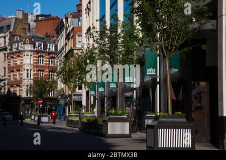 Leute Schlange für Whole Foods Market Piccadilly, in Glasshouse Street, London. Lockdown-Vorschriften, die während des Coronavirus-Ausbruchs in erlassen wurden Stockfoto