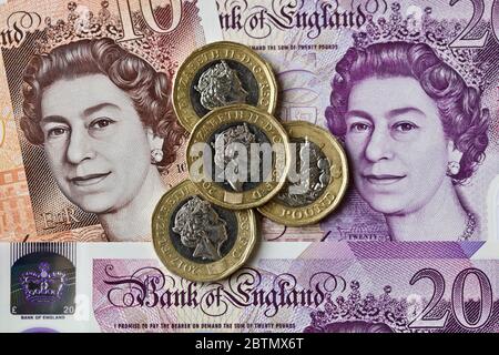Britische Banknoten und ein-Pfund-Münzen Stockfoto