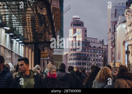 Madrid, Spanien - 26. Januar 2020: Fernsicht auf Edificio Capitol auf der Gran Via, eines der bekanntesten Gebäude in Madrid, das zum Denkmal erklärt wurde Stockfoto