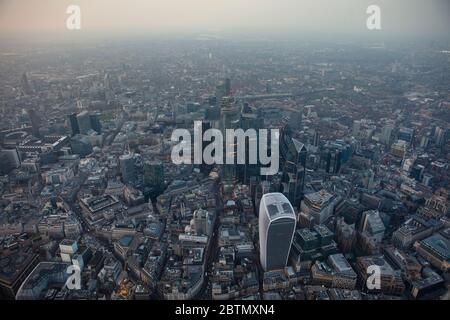 Luftaufnahme der City of London in der Dämmerung Stockfoto