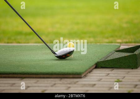 Spieler A während eines Golfspiels während eines Treffers Stockfoto