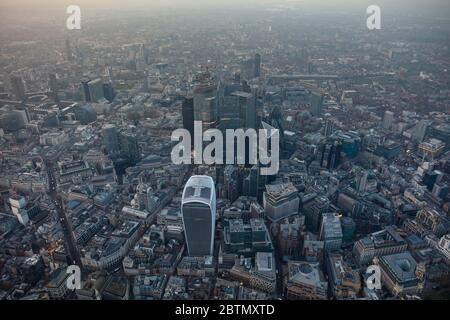 Luftaufnahme der City of London in der Dämmerung Stockfoto