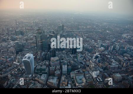 Luftaufnahme der City of London in der Dämmerung Stockfoto