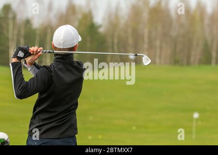 Spieler während eines Golfspiels während eines Treffers Stockfoto