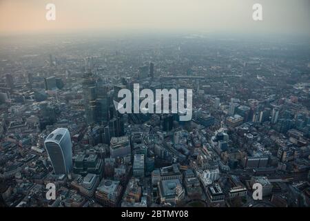 Luftaufnahme der City of London in der Dämmerung Stockfoto