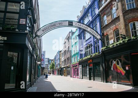 CARNABY STREET LONDON, GROSSBRITANNIEN. 27 Mai 2020. Geschlossene Geschäfte in einer verlassenen Carnaby Street. Alle nicht-wesentlichen Einzelhändler können in England ab dem 15. Juni wieder eröffnet werden, da die Regierung plant, die Lockdown-Maßnahmen weiter zu erleichtern. Geschäfte müssen sich an neue Richtlinien halten und die sozialen Abgrenzung Regeln auf allen Betriebsstätten befolgen, um Käufer und Arbeiter vor Covid-19 Coronavirus zu schützen.Quelle: amer Ghazzal/Alamy Live News Stockfoto