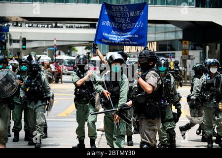 Hongkong, China. Mai 2020. Die Bereitschaftspolizei kommt an und zerstreut Menschen, die an dem Protest gegen die zweite Lesung des National Anthem Bill teilnehmen. Wenn diese Gesetzesvorlage in Kraft tritt, könnten diejenigen, die die Hymne "beleidigen", bis zu drei Jahren Gefängnis und/oder Geldstrafen von bis zu 50,000 HK Dollar ins Auge sehen.Quelle: Keith Tsuji/ZUMA Wire/Alamy Live News Stockfoto