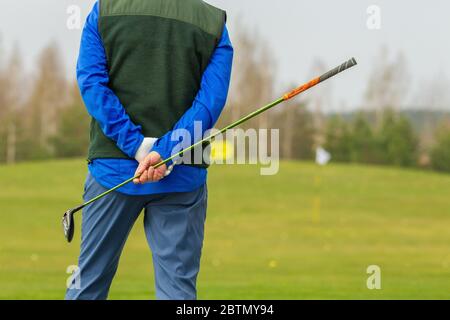 Spieler während eines Golfspiels während eines Treffers Stockfoto