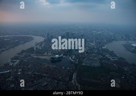Luftaufnahme von Canary Wharf und Isle of Dogs, London, Großbritannien Stockfoto