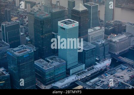 Luftaufnahme von Londons Canary Wharf in der Dämmerung Stockfoto