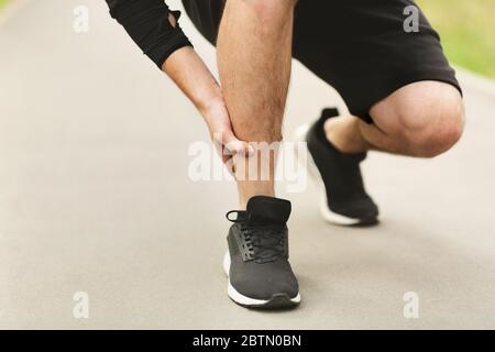 Muskelverletzung bei Wadensport. Läufer mit Muskelschmerzen im Bein Stockfoto