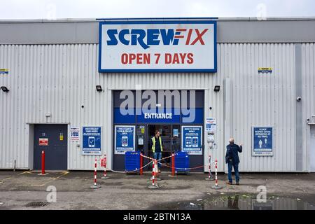 Screwfix Shop führte während der Lockdown von Covid19, Mai 2020, Glasgow, Großbritannien, soziale Distanzierungsmaßnahmen ein Stockfoto