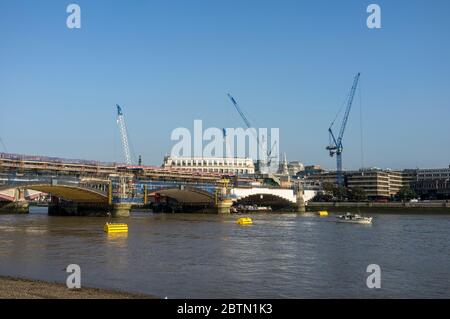 Bau- und Umbauarbeiten an der Blackfriars Bridge über die Themse in London, England Stockfoto