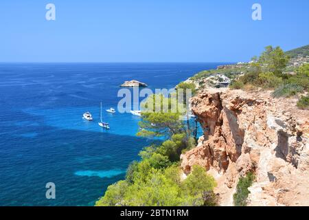 Blick von der Klippe auf turquise Balearen Meer. Cala d'Hort, Ibiza-Insel Stockfoto