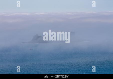 Nebel oder Nebelbank, die Stag Rocks, West Cork, Irland bedeckt Stockfoto