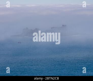 Nebel oder Nebelbank, die die Stag Rocks, West Cork, Irland, bedeckt Stockfoto