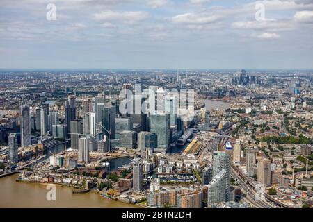 Luftaufnahme von Canary Wharf mit der City of London im Hintergrund Stockfoto