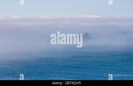 Nebel oder Nebelbank, die Stag Rocks, West Cork, Irland bedeckt Stockfoto