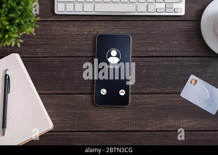 Mobiltelefon Mit Eingehendem Anruf Von Einem Unbekannten Anrufer Stockfoto