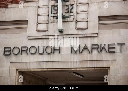 Der Eingang zum Borough Market auf der Borough High Street im Londoner Stadtteil Southwark Stockfoto