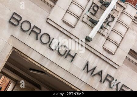 Der Eingang zum Borough Market auf der Borough High Street im Londoner Stadtteil Southwark Stockfoto