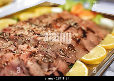 Gewürztes Roastbeef in Scheiben auf einem Büffet Stockfoto