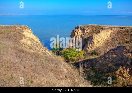 Küstenlandschaft mit Lehmklippe Stockfoto