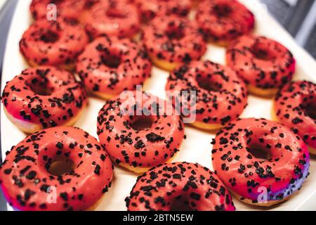 Frisch gebackene Donuts mit roter Beerenglasur Stockfoto