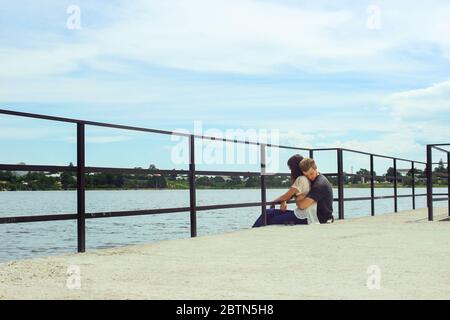 Glücklich stilvolle Paar umarmt auf Pier, Entspannen und Träumen in Sommerferien, Reisen zusammen Konzept Stockfoto