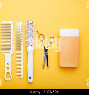 Friseur-Tools, Friseursalon Ausrüstung für professionelle Friseur im Schönheitssalon, Friseurservice. Haarbürste, Kamm, Schere, Shampoo, Haare Stockfoto