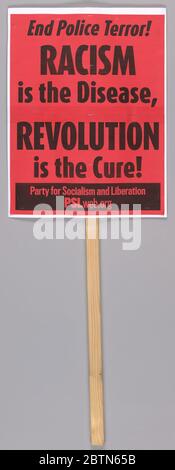Plakat, das für ein Ende des Polizeiterrors bei Protesten in Washington DC aufruft. Dieses Schild wurde bei den Black Lives Matter Protesten zwischen August und Dezember 2014 in Washington, DC, getragen, einschließlich Demonstrationen für Mike Brown am 23. August 2014, Eric Garner am 3. Dezember 2014 und Tamir Rice am 13. Dezember 2014.EIN Streikschild mit der Aufschrift [End Police Terror! Stockfoto