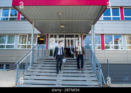 27. Mai 2020, Sachsen-Anhalt, Stendal: Marco Tullner (l., CDU), Bildungsminister Sachsen-Anhalts, geht mit Roland Herms, Schulleiter der Realschule Wladimir Komarow, in den Schulhof. Dort übergab der Minister Bundesfinanzierungsentscheidungen für digitale Klassenzimmer. Fast acht Monate nach Beginn des Förderprogramms für digitale Klassenzimmer können die ersten Schulen jetzt Technologie erwerben. Die meisten Schulen nutzen es, um ihre Internet-Leitungen und WLAN-Netzwerke zu erweitern und installieren Geräte wie Tablets, Beamer und interaktive Boards. Foto: Klaus-Dietmar Gabbert/dpa-Ze Stockfoto