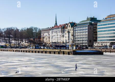 Helsinki, Finnland - 11. März 2017: Blick auf Gebäude und die Ostsee im Südhafen Stockfoto