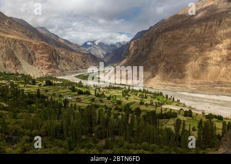 Ein Blick auf Turtuk Dorf am Ufer des Flusses Shyok in Trans Himalaya, Ladakh, Indien Stockfoto