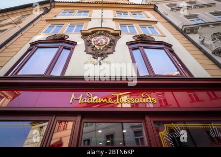 PRAG, TSCHECHIEN - 31. OKTOBER 2019: Madame Tussauds Hauptfassade und Eingang in Prag. Madame Tussauds ist eine Kette von Wachsfigurenkabinett-Museen auf der ganzen Welt, Stockfoto