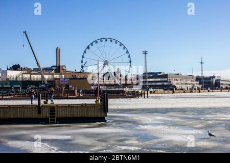 Helsinki, Finnland - 11. März 2017: Blick auf SkyWheel Helsinki und die Ostsee im Südhafen Stockfoto