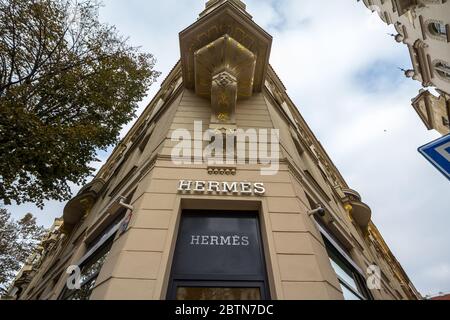 PRAG - TSCHECHIEN - 1. NOVEMBER 2019: Logo von Hermes auf der Prager Hauptboutique. Hermes ist ein französisches Luxusgüterunternehmen, das sich auf perfum spezialisiert hat Stockfoto