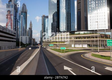 Foto von erstaunlichen modernen Stadt mit schönen Wolkenkratzern und Autobahn Stockfoto