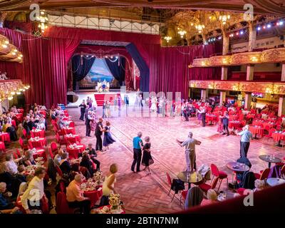 Im Blackpool Tower Ballroom, Blackpool Promenade, Lancashire, England, People Dancing Stockfoto