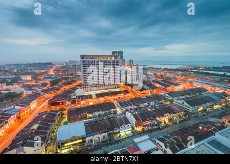 Melaka, Malaysia City Skyline von oben in der Abenddämmerung. Stockfoto