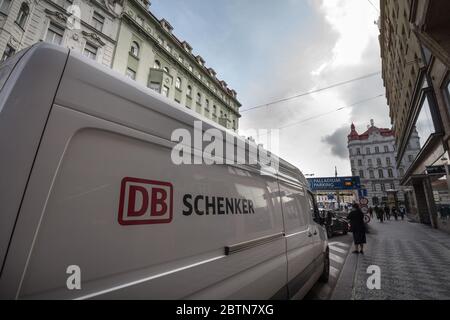 PRAG, TSCHECHIEN - 1. NOVEMBER 2019: DB Schenker Logo auf Lieferwagen in Prag. DB Schenker, Teil der Deutschen Bahn, ist die deutsche Logistikgesellschaft prov Stockfoto