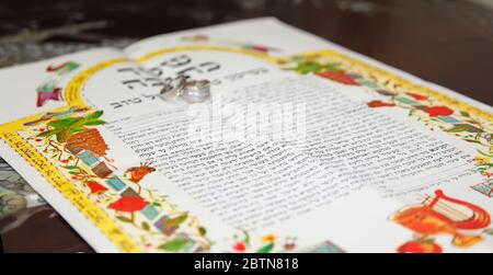 Traditionelle jüdische Hochzeit, Unterzeichnung prenuptial Vereinbarung ketubah. Jüdischer Ehevertrag. Stockfoto