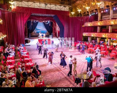 Im Blackpool Tower Ballroom, Blackpool Promenade, Lancashire, England, People Dancing Stockfoto