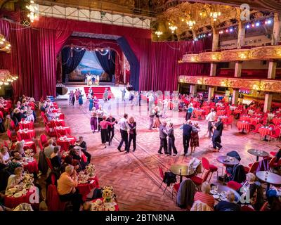 Im Blackpool Tower Ballroom, Blackpool Promenade, Lancashire, England, People Dancing Stockfoto