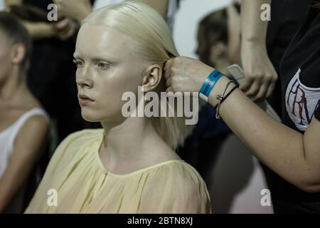 KIEW, UKRAINE - 02. SEPTEMBER 2019: Backstage DZHUS Show während der Ukrainischen Fashion Week Frühjahr/Sommer 2020. Tag 3. Stockfoto