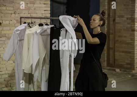 KIEW, UKRAINE - 02. SEPTEMBER 2019: Backstage DZHUS Show während der Ukrainischen Fashion Week Frühjahr/Sommer 2020. Tag 3. Stockfoto