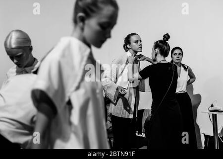 KIEW, UKRAINE - 02. SEPTEMBER 2019: Backstage DZHUS Show während der Ukrainischen Fashion Week Frühjahr/Sommer 2020. Tag 3. Stockfoto