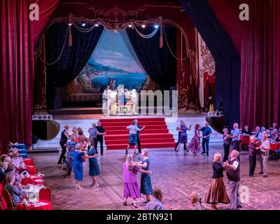 Im Blackpool Tower Ballroom, Blackpool Promenade, Lancashire, England, People Dancing Stockfoto