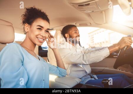 Happy Black Paar Fahren Sitzen Im Auto Reisen Im Urlaub Stockfoto